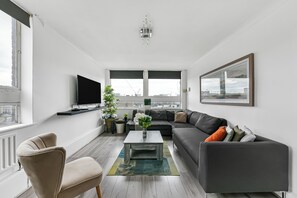 Leilighet – comfort, byutsikt | Oppholdsområde | En 14-tommers Flatskjerm-TV med digitale kanaler