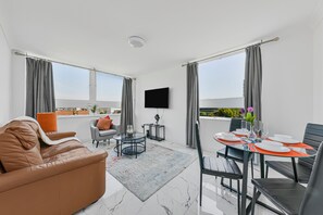 City-lejlighed - byudsigt | Opholdsområde | 14-tommers fladskærms-tv med digitale kanaler