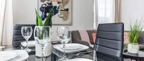 Appartement Deluxe, vue sur la ville | Aire de séjour | Téléviseur à écran plat de 14 po avec télévision numérique