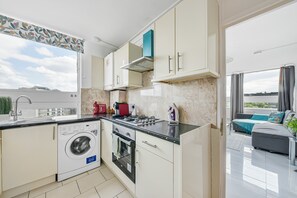Comfort Apartment, City View | Private kitchen | Full-size fridge, microwave, oven, stovetop - Marble Arch Marylebone Flat (London)
