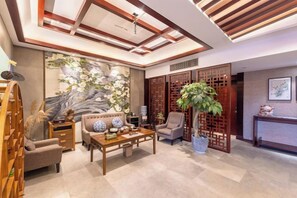Un salón de estilo tradicional con un sofá, una mesa de centro y adornos decorativos.