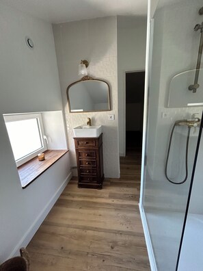 Shower, hair dryer, towels, toilet paper - Family home : l'Etable  (Trélissac)