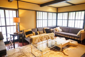 Flat-screen TV - Hakuba Mountain Lodge (Hakuba)