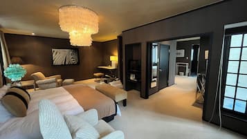 Deluxe Chalet | 5 bedrooms, desk, free WiFi