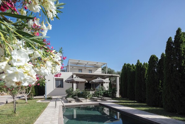A heated pool - Charming 2-Bedroom Villa in Serene Village - Perfect Family Getaway (Rethymno)