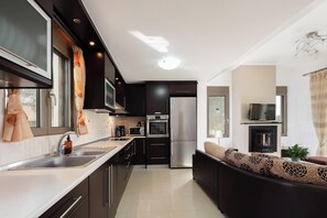 Fridge, microwave, oven, stovetop - Charming 2-Bedroom Villa in Serene Village - Perfect Family Getaway (Rethymno)