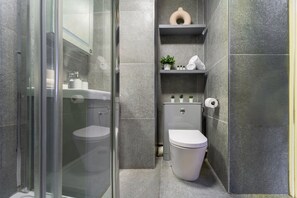 City-Apartment | Badezimmer | Dusche, kostenlose Toilettenartikel, Haartrockner, Handtücher