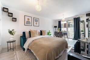 City-Apartment | Wohnbereich | 40-Zoll-Smart-TV mit Satellitenempfang