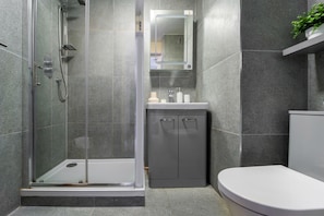 City-lejlighed | Badeværelse | Bruser, gratis toiletartikler, hårtørrer, håndklæder