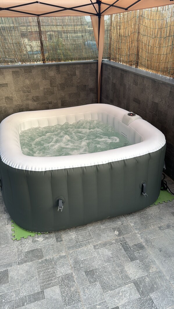 Bain à remous extérieur