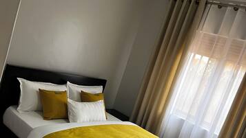 3 bedrooms, iron/ironing board, WiFi, bed sheets