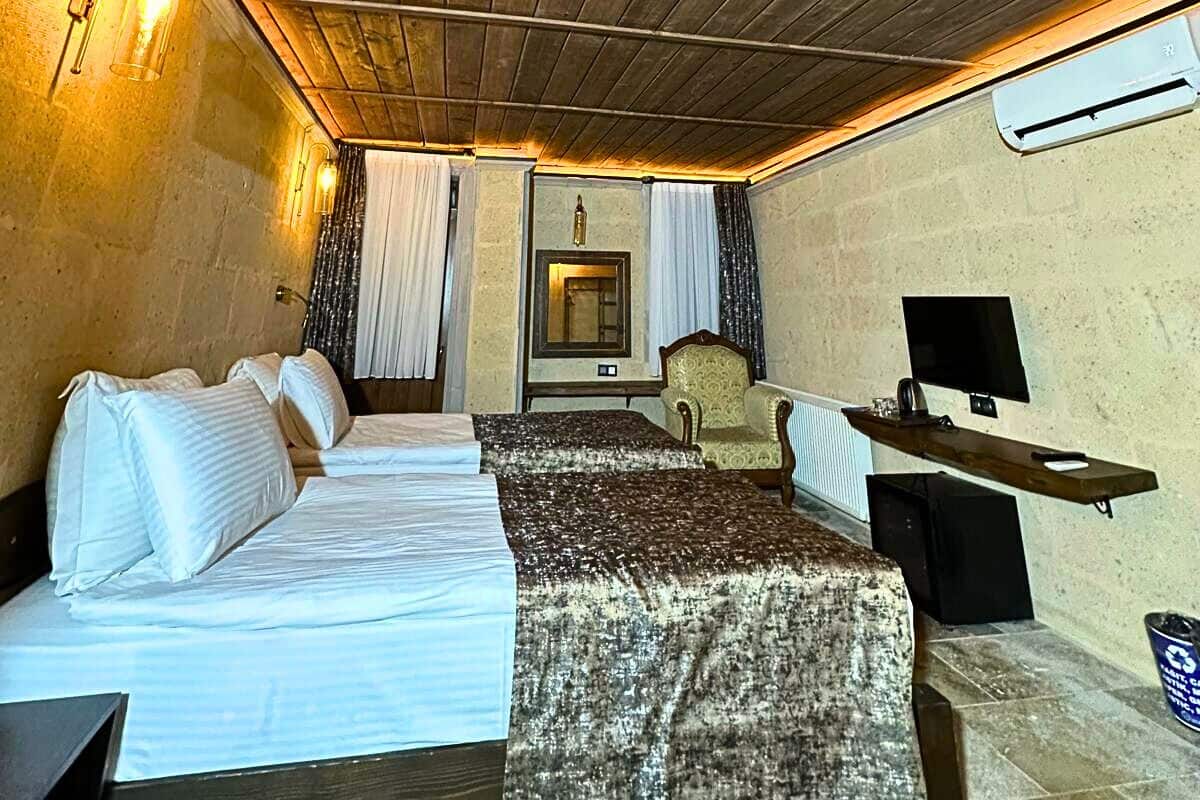 Habitación triple estándar, balcón, vista a la montaña | Insonorización, wifi gratis y ropa de cama