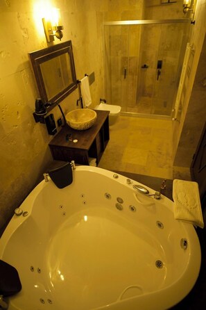 Tremannsrom – standard, balkong, fjellutsikt | Bad | Dusj, toalettartikler (inkludert), hårføner og tøfler