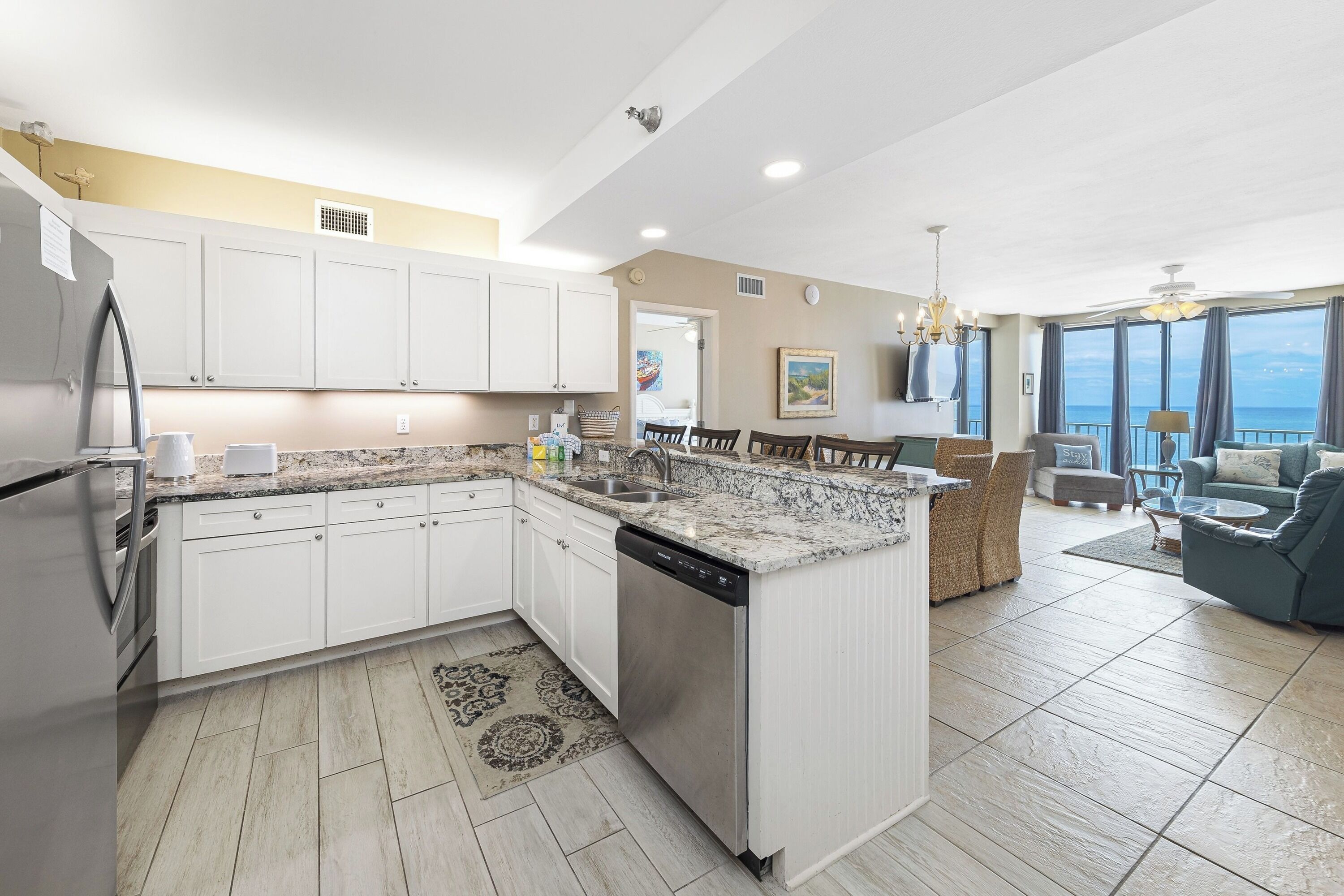 Condo exclusif, 3 chambres, balcon, vue sur la plage | Cuisine privée | Réfrigérateur, four à micro-ondes, un four, surface de cuisson