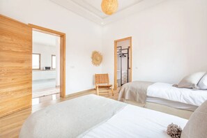 4 habitaciones, tabla de planchar con plancha, wifi y ropa de cama