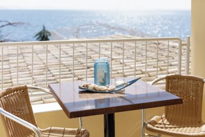 Outdoor dining - Salt & Sun by Konnect - OneBedroom Seaview Apartment, Kaminaki Beach
 (Corfu)
