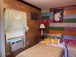 2 bedrooms, WiFi, bed sheets - Charming 2-bedroom cabin with WiFi, AC in tranquil surrounding. (San Leon)