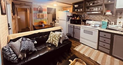 Charming 2-bedroom cabin with WiFi, AC in tranquil surrounding.
