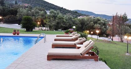 La Maison Blanche - Relaxing villa with private outdoor pool.