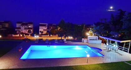 La Maison Blanche - Relaxing villa with private outdoor pool.