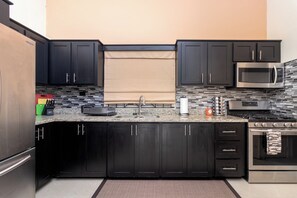 Full-size fridge, microwave, oven, cookware/dishes/utensils - Areca 3 B Hideaway Haven In Drax Hall (Ocho Rios)
