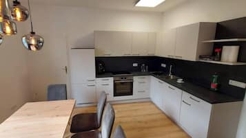 Kühlschrank, Ofen, Geschirrspüler, Wasserkocher mit Kaffee-/Teezubehör