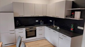 Refrigerador, horno, lavavajillas y cafetera y tetera 