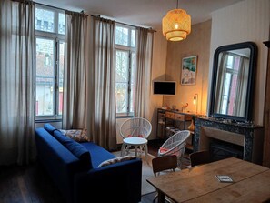 Télévision, lecteur de DVD, livres, vidéothèque