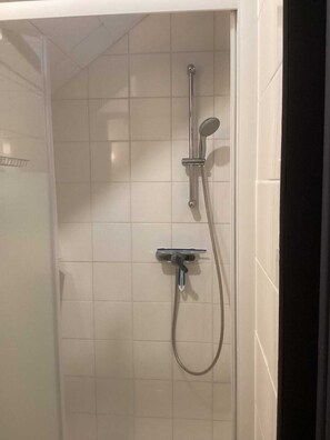 Een haardroger, handdoeken, zeep, toiletpapier