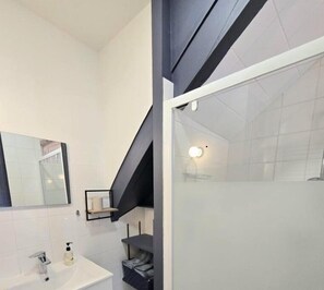Hair dryer, towels, soap, toilet paper - Jolie Maison Dans le Centre Historique de Bourdeilles (Bourdeilles)