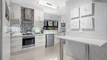 Villa Superior - havsutsikt | Eget kök | Vattenkokare, brödrost och barnstol