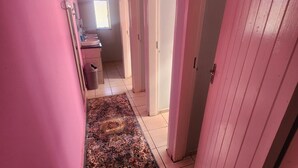 Standaard tweepersoonskamer, 1 queensize bed, niet-roken | Badkamer | Een douche, handdoeken, zeep, toiletpapier