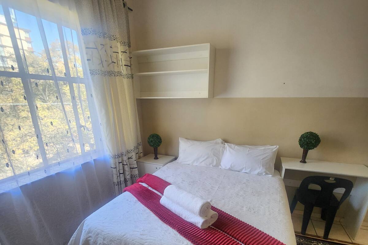Standaard tweepersoonskamer, 1 queensize bed, niet-roken | Een bureau, een laptopwerkplek, gratis wifi, individueel gedecoreerd