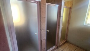 Een kamer met twee schuifdeuren, een betegelde vloer en een raam met natuurlijk licht.