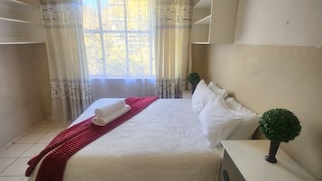 Decoración personalizada, escritorio y espacio para trabajar con laptop