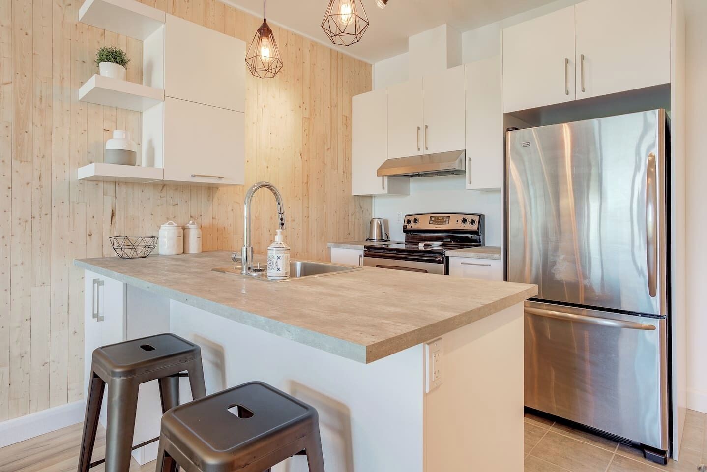 Jääkaappi, mikroaaltouuni, uuni, liesi