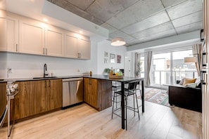 Dining area - El Chico-Rooftop Pool (Québec)