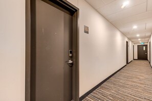 Entrance of the appartement - El Chico-Rooftop Pool (Québec)