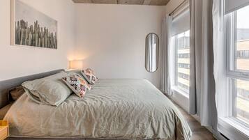 Room 2 with queen bed
