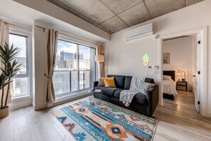 Living room with sofa bed - El Chico-Rooftop Pool (Québec)