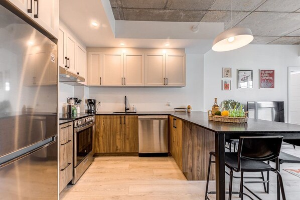Kitchen with dishwasher - El Chico-Rooftop Pool (Québec)