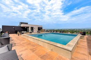A heated pool - El Chico - Rooftop Pool (Québec)