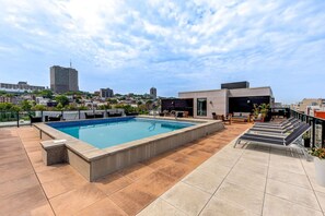 Rooftop pool - El Chico-Rooftop Pool (Québec)