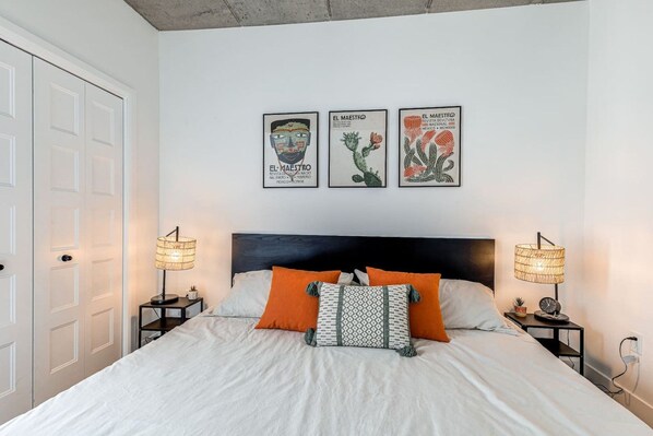 Room 1 with Kingsize bed - El Chico-Rooftop Pool (Québec)