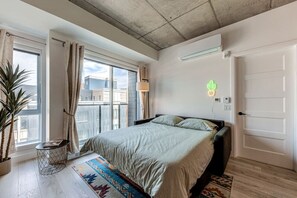 2 chambres, bureau, fer et planche à repasser, lit parapluie