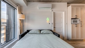 2 slaapkamers, een bureau, een strijkplank/strijkijzer, reisbedje