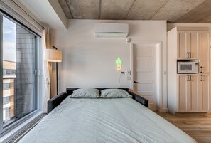 2 chambres, bureau, fer et planche à repasser, lit parapluie