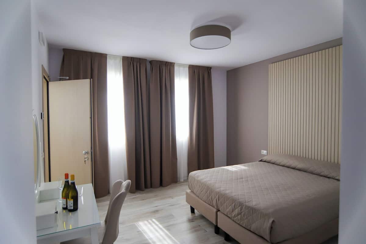Ropa de cama de alta calidad y caja de seguridad en la habitación