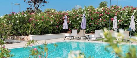 Kauden mukainen ulkouima-allas