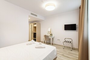 Premium bedding, in-room safe, desk, blackout drapes - I Campi Wine Relais (Lazise)
